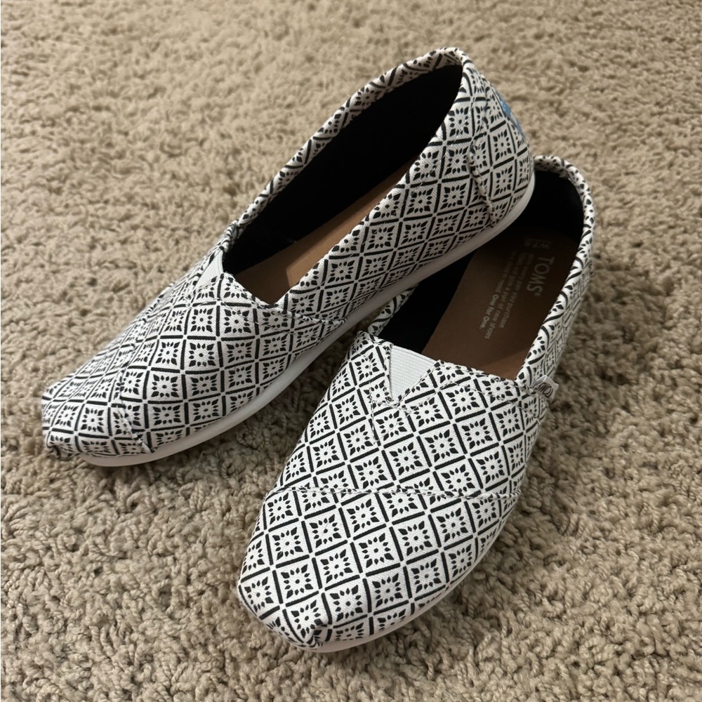 Ladies Black & White Loafers 💙